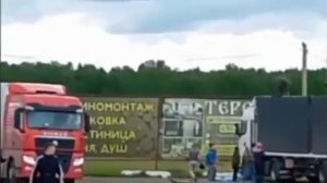 В результате отважных действий местных мужиков одна фура с FPV-дронами сгорела - ей камнями заблокир