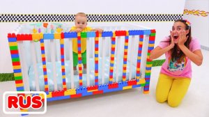 Влад и Ники катаются на игрушечном самолете и играют с игрушками! Видео для детей.