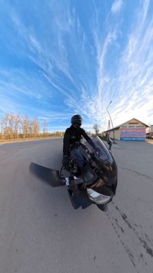 Город живет