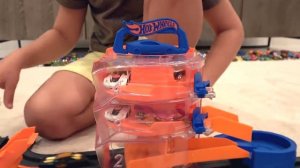 Рома и Диана Рома и Диана играют с новыми машинками Hot Wheels