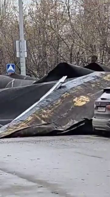 Штормовой ветер в Москве сорвал с крыши здания руберо? смотреть онлайн