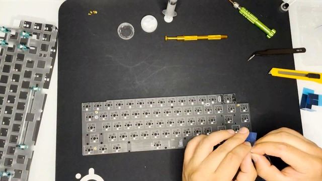 Тихая игровая кастомная механическая клавиатура GMK67. Тише, чем Razer Cynosa V2. Tape mod + Bandaid