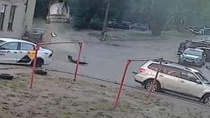 ВЛЕТЕЛ В ЗДАНИЕ: по улице 121 Стрелковой Дивизии автомобиль влетел в здание и рядом стоящий столб.