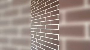 Кирпич на сетке на фасаде