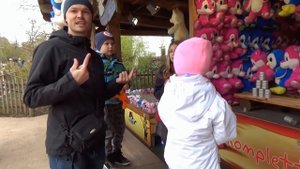 Мисс Кэйти и Мистер Макс (Miss Katy) Кэти и Макс катаются в парке развлечений