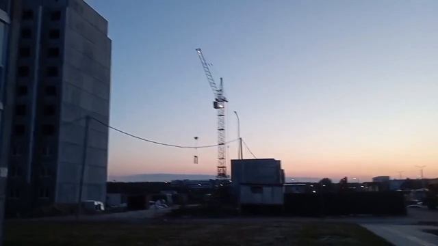 Работа башнного крана КБ 405 2а. Монтаж панелей смотреть онлайн