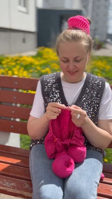 Ветрище просто сносит. Вместо резинки волосы держит п? смотреть онлайн