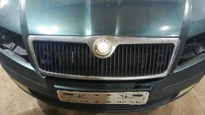 как снять переднюю решётку на капоте Шкода Октавия а 5 2008 год