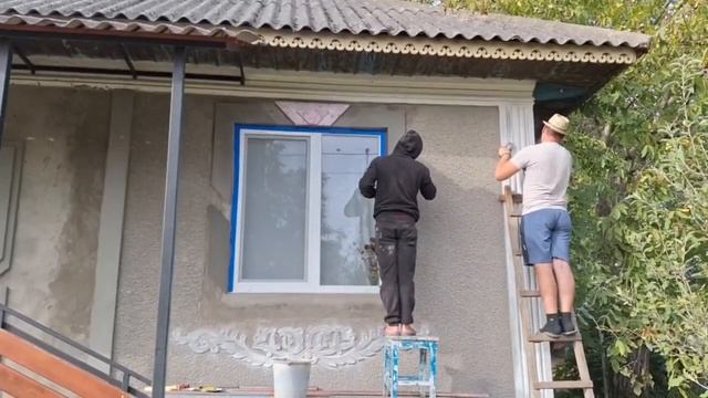 Обновление фасада старого дома. Лепнина на окна из пен