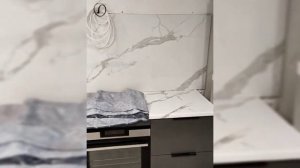 Фартук на кухню из крупноформатного керамогранита.