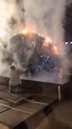 Закалка лезвия огромной пилы, которая применяется в лесной промышленности