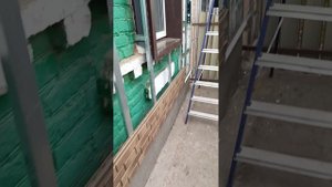Обход окна, околооконной планкой с металлическим отли
