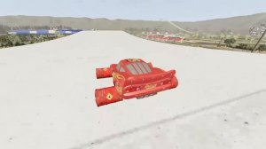 Lightning McQueen с колесами TNT против Lightning McQueen с бочками - что лучше