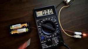 Урок 1 основы робототехники. Светодиод, резистор, клеммники, батарейка. Мультиметром измеряем вольты