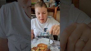 Мукбанг. Нежнейшие сырники со сметаной
