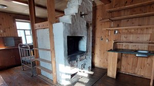 Видеопоказ внутренней части дома (комната с печью, веранда-мастерская, сени)