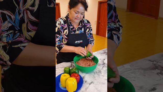 Фаршированный мясом и рисом перец. Очень простой , бюд? смотреть онлайн