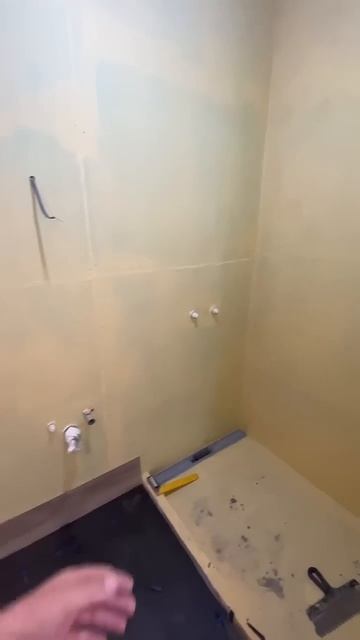 Работа по укладке керамической плитки. Ремонт квартир смотреть онлайн