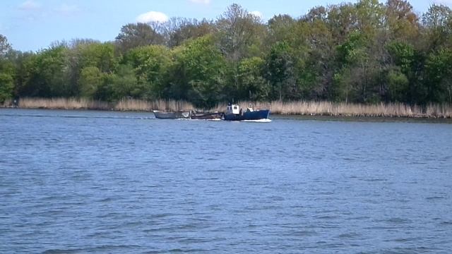 МОТОРНАЯ ЛОДКА
В КАЛИНИНГРАДСКОМ ЗАЛИВЕ
