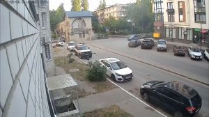 ВЛЕТЕЛ В ЗДАНИЕ: по улице 121 Стрелковой Дивизии автомобиль влетел в здание и рядом стоящий столб.