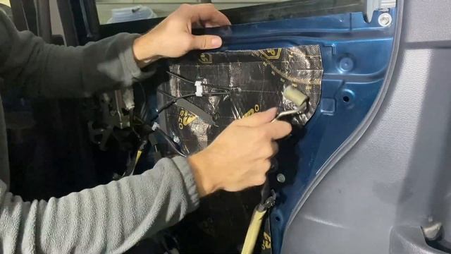 Шумоизоляция сдвижных дверей! Toyota Tank. Как снять дверну смотреть онлайн