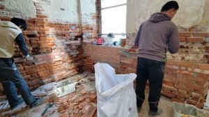 Вычинка кирпича и кладка. Подготовка к штукатурке сте?