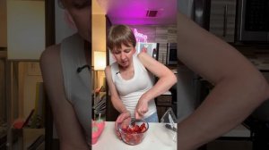 Стейк в банке, овощи и клубничное мороженное на десерт