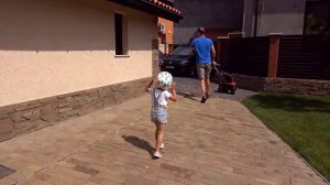 Мисс Кэйти и Мистер Макс (Miss Katy) Кэти учится кататься на беговом велосипеде.