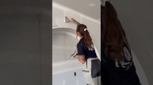 Красивая девушка делает красивую арку. Наблюдать одно удовольствие.