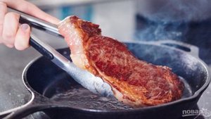 Говяжий стейк на сковороде
