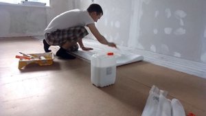 Самодельный ламинат - Клеим обои на пол вместо линоле?