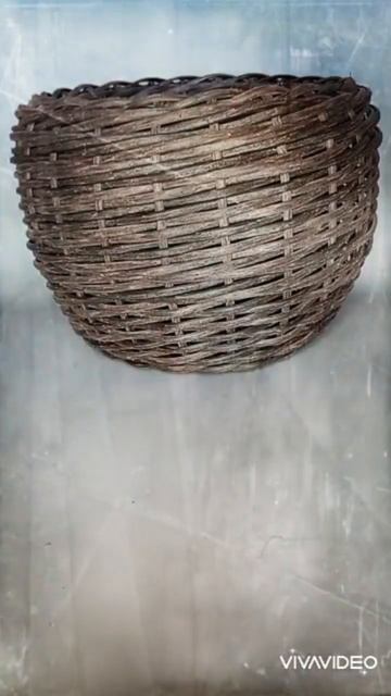 Маленькое плетеное кашпо из полиротанга #плетениеизр? смотреть онлайн