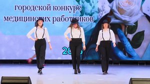 Сотрудницы в белых халатах продемонстрировали свои таланты