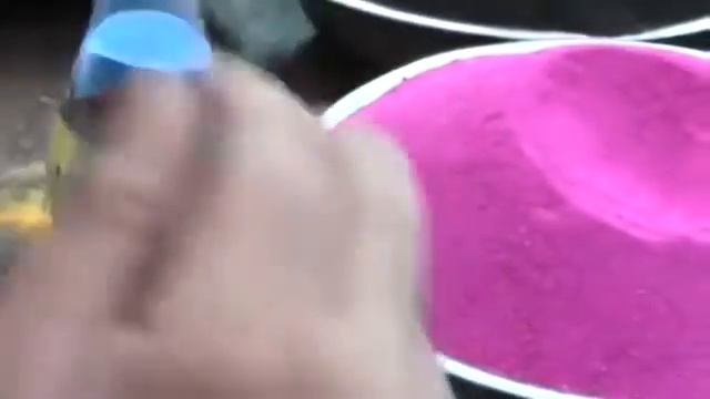 Парень рисует песком в бутылке! Очень красиво Это над? смотреть онлайн