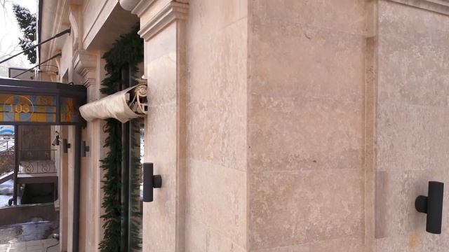 Отделка фасада кофейни камнем травертин Каменный цве? смотреть онлайн
