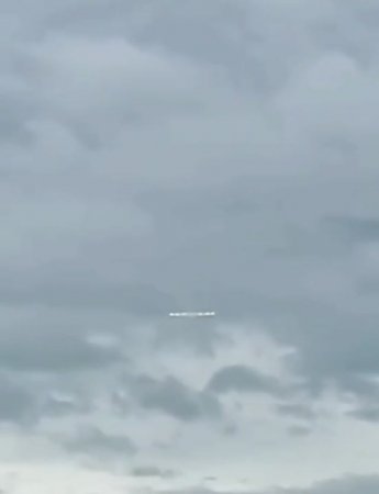 Сигарообразный НЛО Над Аэропортом