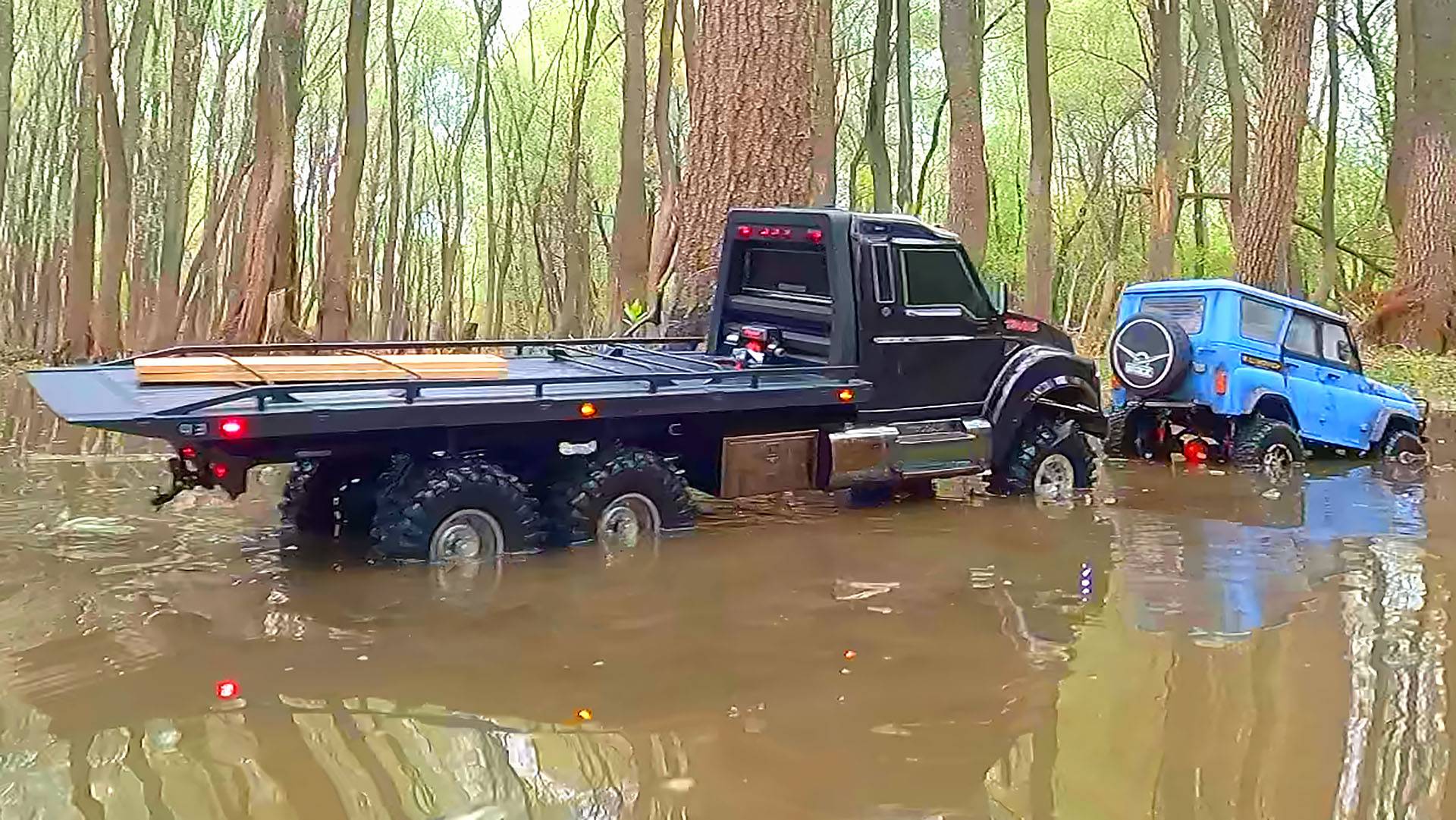 RC Грузовики ЗАБЛУДИЛИСЬ в ЗАТОПЛЕННОМ ЛЕСУ! 😱 Traxxas TRX6, УАЗ и Toyota - Эпичный Брод! смотреть онлайн