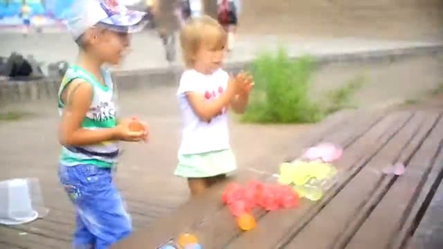 Лопаем шарики с водойВеселое видео для детей