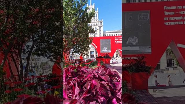Лето в Москве - фестиваль на Триумфальной площади у памятника Маяковскому.