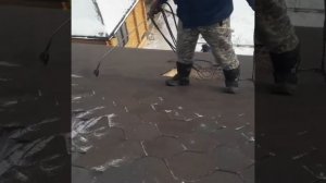 Монтаж мягкой кровли шинглас зимой