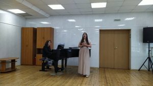 Выпускной экзамен по сольному пению сдаёт Алина Теперина