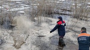 Разлив нефтепродукта в 203-м микрорайоне г.Якутска - спасатели приняли меры для ликвидации.