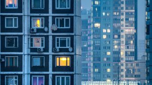 Пятилетняя девочка выпала из окна девятого этажа, пока мать ходила в магазин