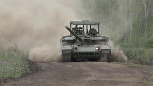 Российская армия получила новую партию доработанных с учетом СВО танков Т-80 БВМ