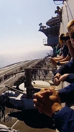 F-A-18 Super Hornet пролетает на сверхзвуке мимо авианосца