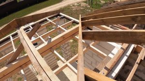 Установка РЯДОВЫХ стропил на ВАЛЬМОВОЙ крыше🔨