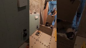 ОБЛИЦОВКА ПОЛА КЕРАМОГРАНИТОМ 600*600 В ВАННОЙ КОМНАТЕ #п