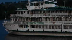 теплоход "Октябрьская революция"