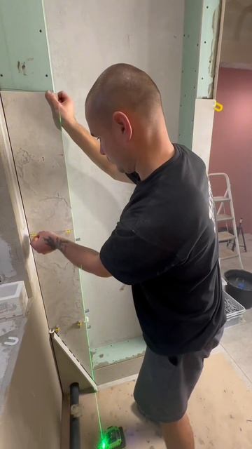 Облицовка ниши💥#плиточникмосква #ваннаподключ #кера? смотреть онлайн