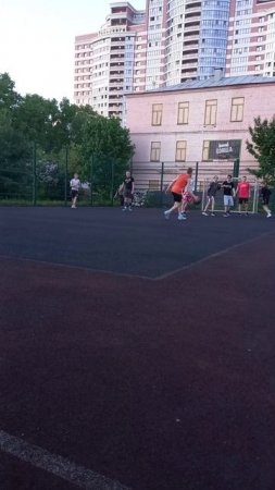 Легкая пробежка на баскетбольной площадке Тренировочный прогресс)